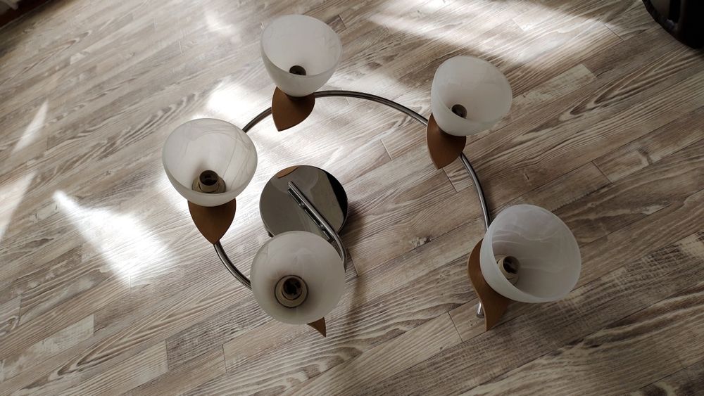 Продам потолочную люстру.