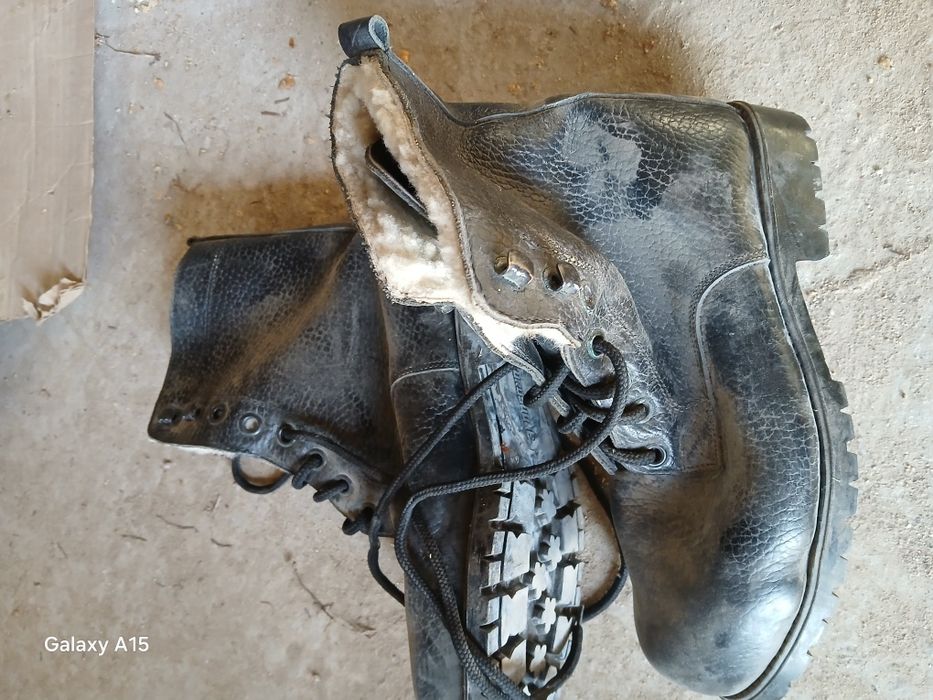 Ботина қысқы, жазғы жұмысқа киген арнайы.