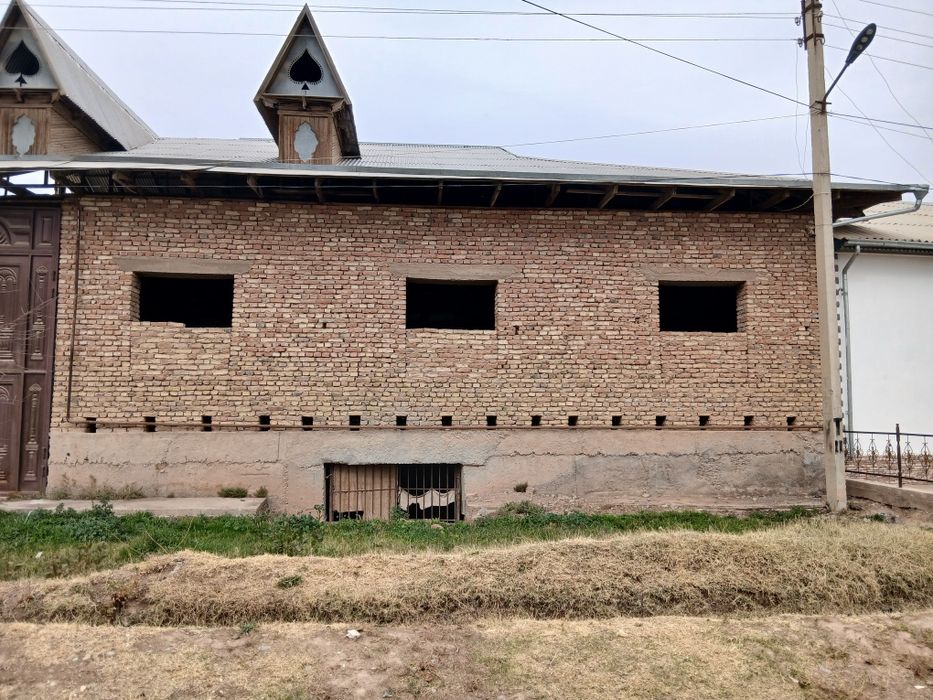 Sherobod shaxrida park yonida  9 sotx uy sotiladi