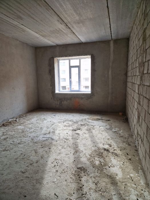 Черновой 5 бөлмелі кең пәтер сатылады.