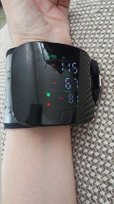 Компактный электронный тонометр на запястье (автоматический)