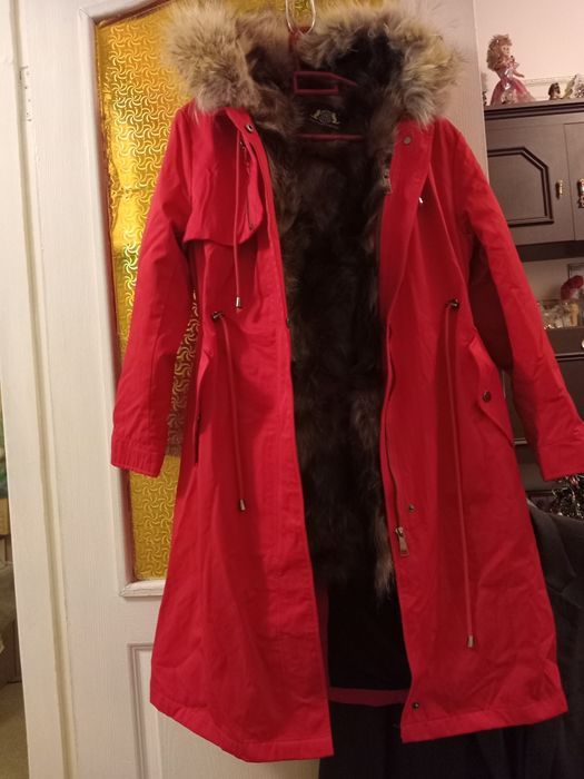 Продам новую парку с мехом енота 46 размера