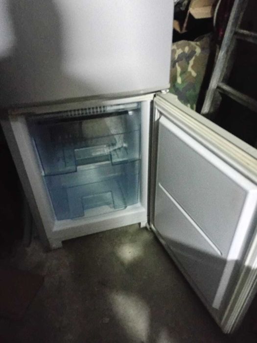 Продам небольшой двухкамерный холодильник