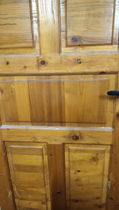 Масивна дървена врата.