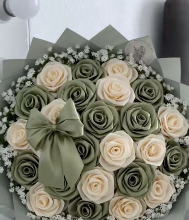 Розы из атласных лент