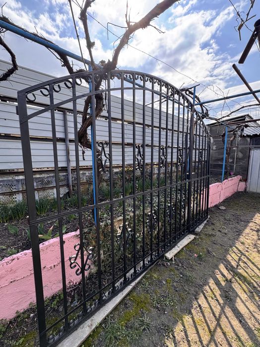 Vând set complet de porți metalice din fier (model decorativ)