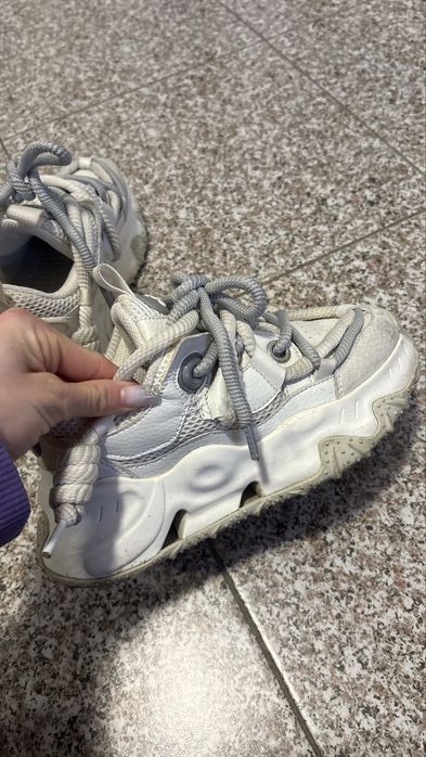 Adidasi  Gryxx purtati