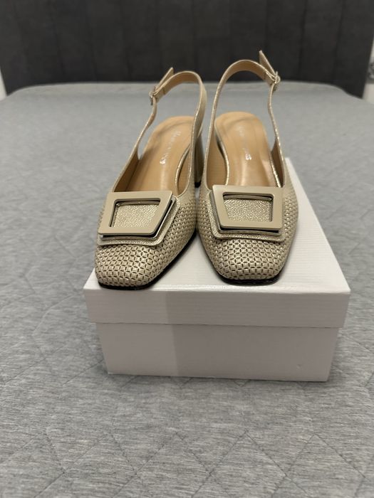 Дамски обувки със отворена пета.