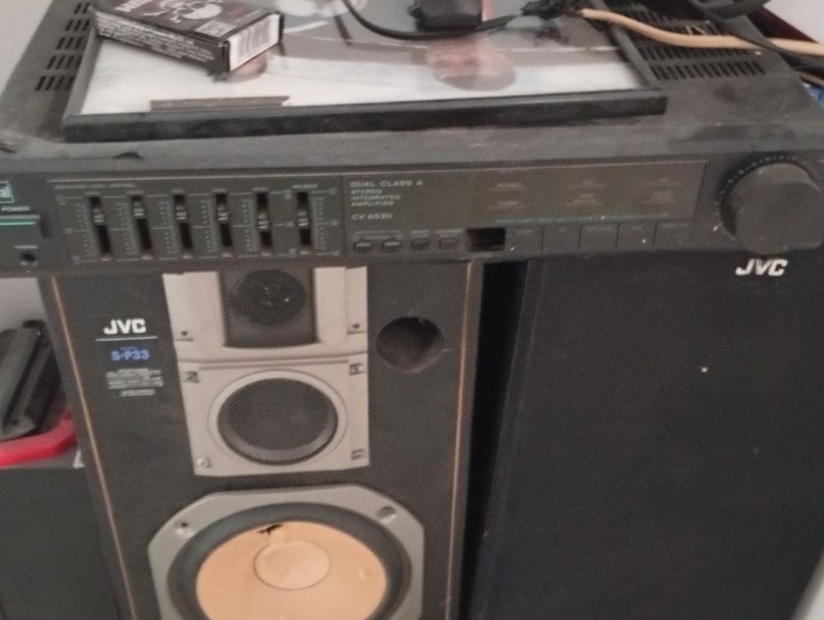 Vând boxe cu tot cu stație   în srare bună