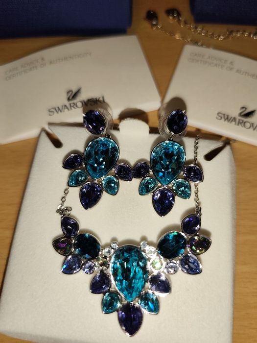 Swarovski обеци и колие