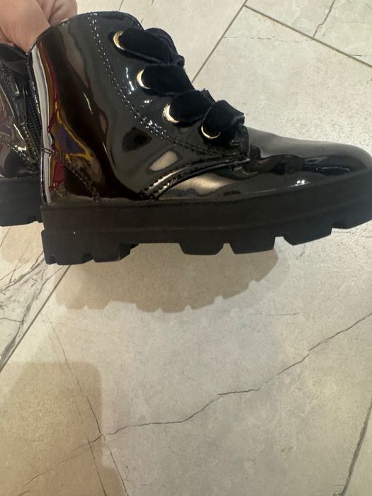 Продавам два чифта обувки HM