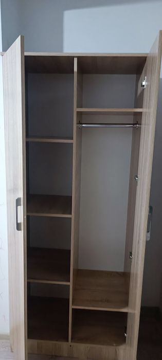 Шкаф и прихожая .