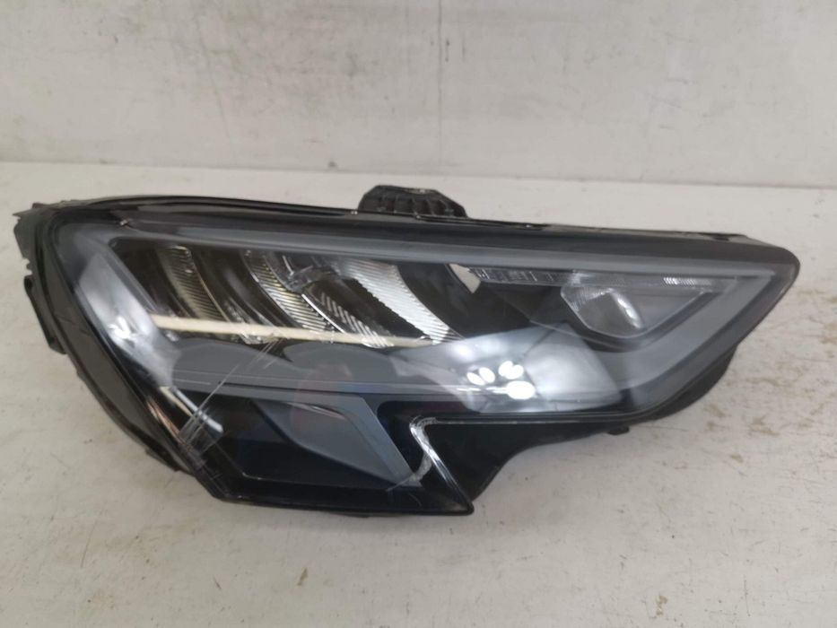 Ауди А3 / Audi A3 8Y - Дясна LED фара оригинална повредена
