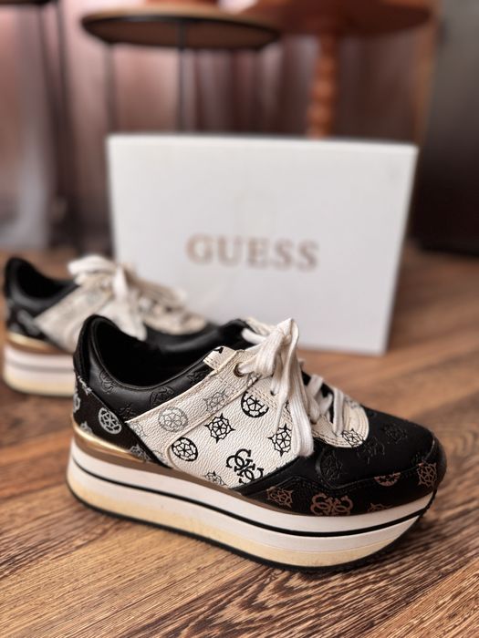 Високи обувки на Guess
