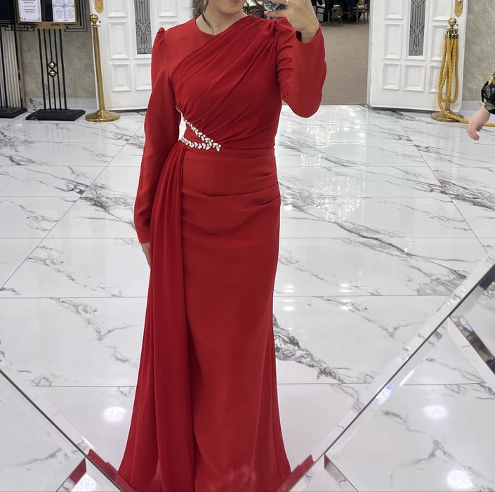 Платье красное. Надевало только 1 раз