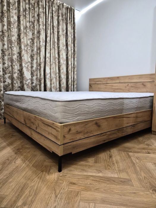 Кровать двуспальная, 200*180, матрас в комплекте