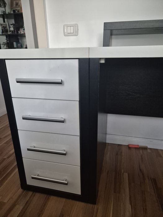 Birou mdf dublat. Stare foarte buna. Lungime 201cm, lățime 60cm, înălțime 77cm.