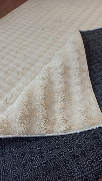 Пухкави топли килими с антиплъзгаща материя от долната страна