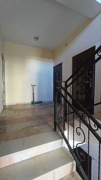 Юнусабад 10 кв 2-хона 3-этаж  Кирпичный Мебел+техника. Срочно