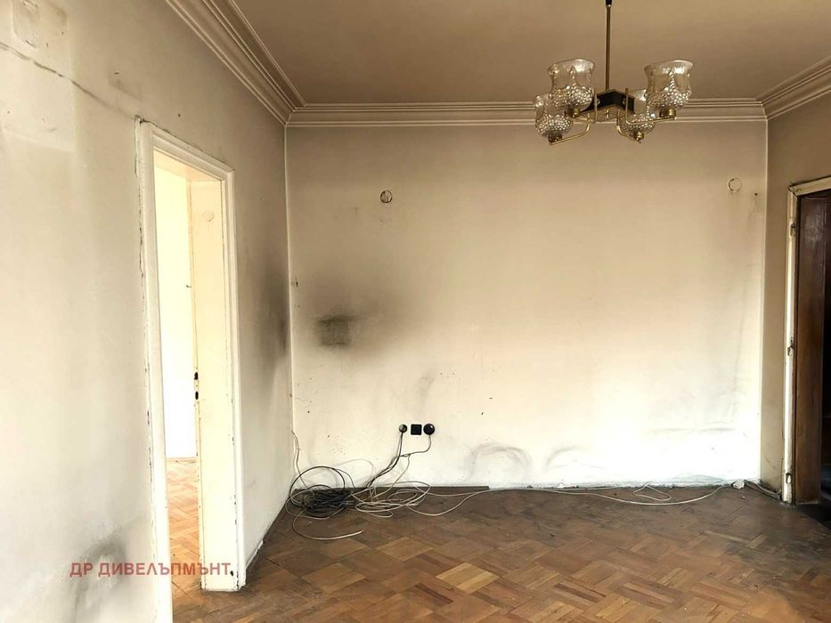 Продава се Тристаен апартамент в София, Център - 94 кв.м за 2978 €/кв.м - Снимка #2