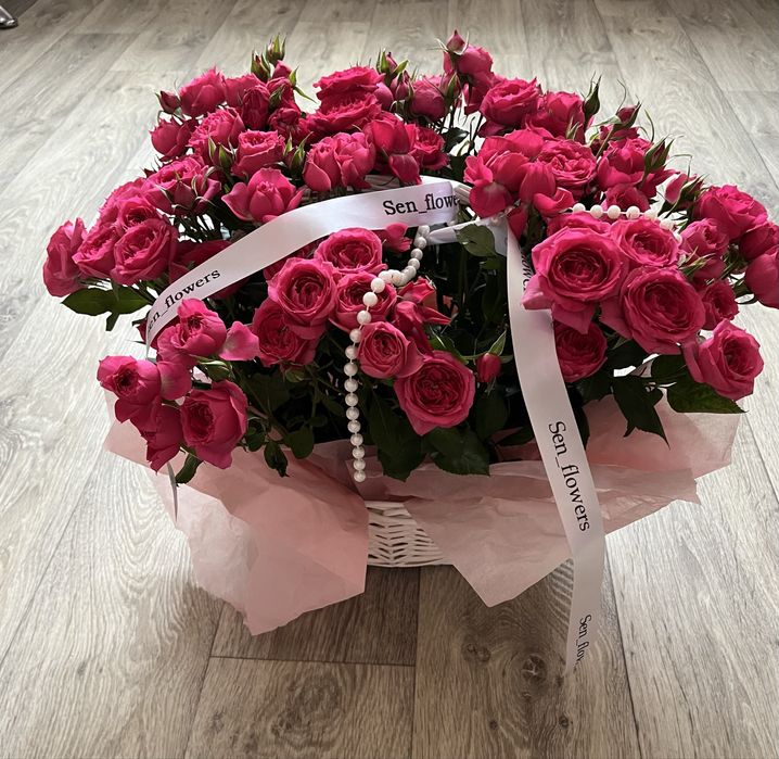 Кустовые розы, белые хризантемы