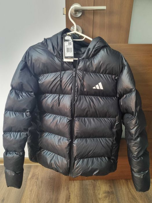 Vând Geaca Adidas nouă cu etichetă impecabilă mărimea L