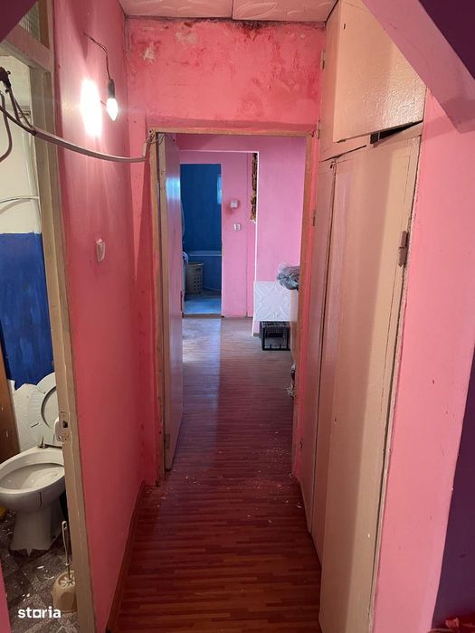De vanzare apartament cu 3 camere, balcon, etaj 4