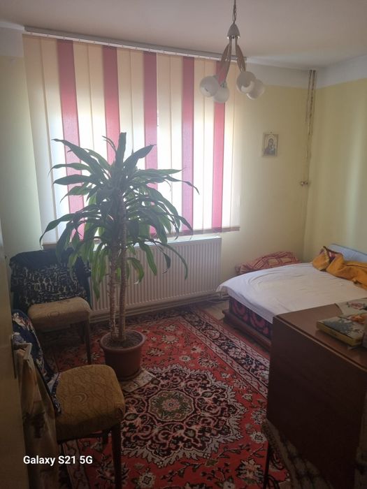 Vând apartament cu trei camere