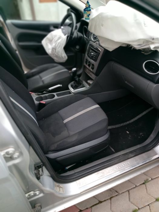 Ford Focus break benzina 1.6 an 2011 – avariat (ideal pentru reparații
