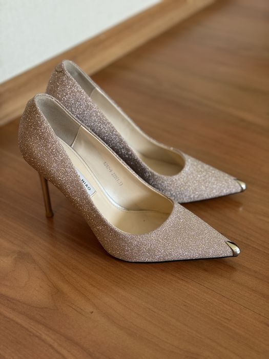 Бежевые туфли с красной подошвой