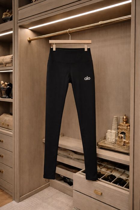 Стягащ и оформящ клин на alo yoga