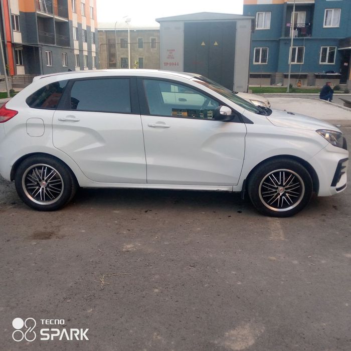 Lada x-ray 1,8 sotiladi