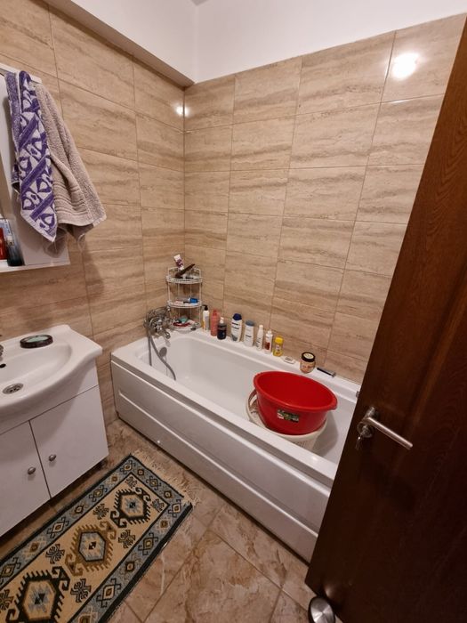 Inchiriez camera unei fete in apartament de 2 camere decomandat