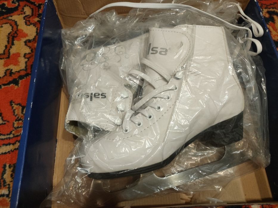 Продам коньки на мальчика и девочку