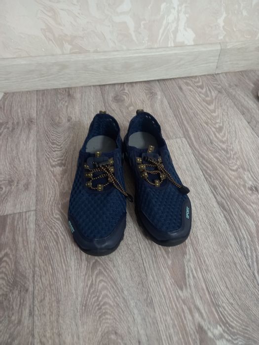 Продам кроссовки новый