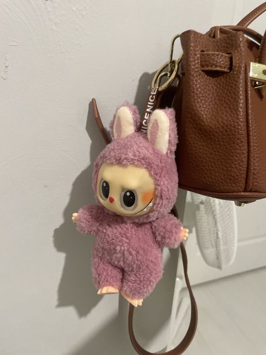 Лабубу брелок розовый