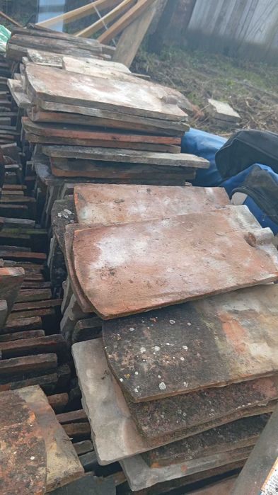 Vând țiglă mare și mică cu posibilitatea de transport la domiciliu