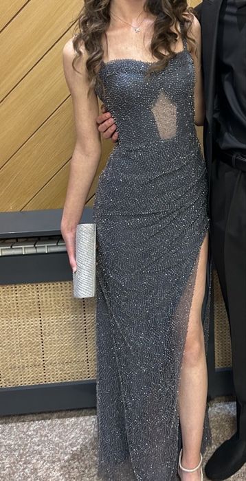 Бална рокля в сив цвят носена само един път, напълно нова. Размер: