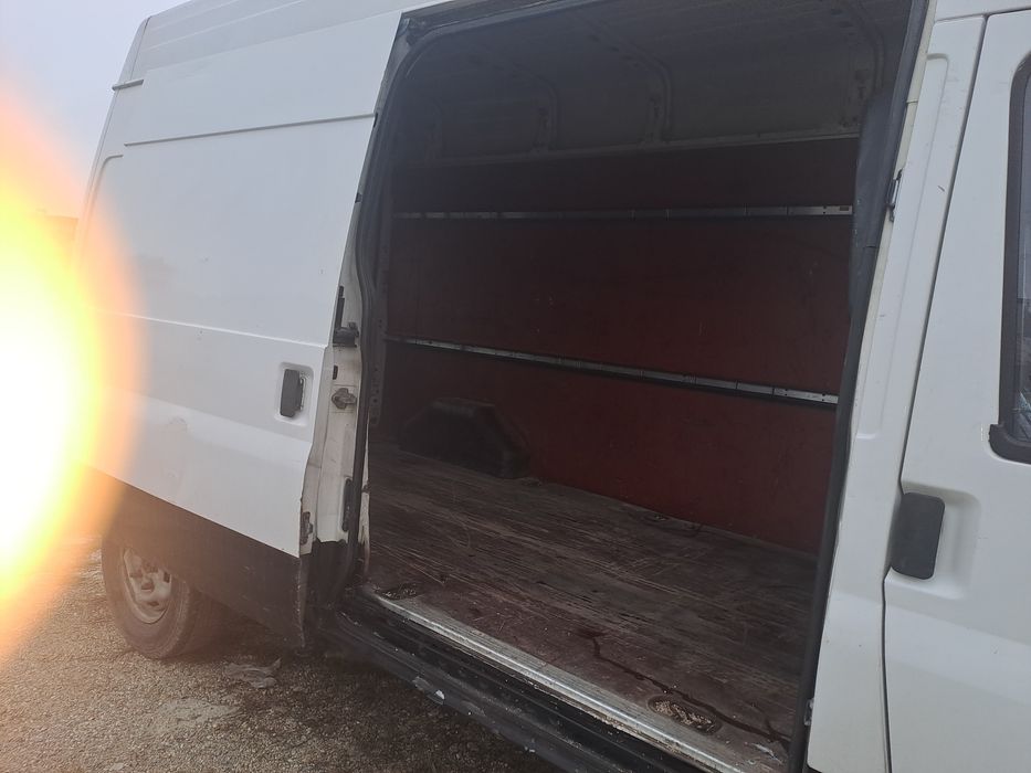 **Dubă Ford Transit**