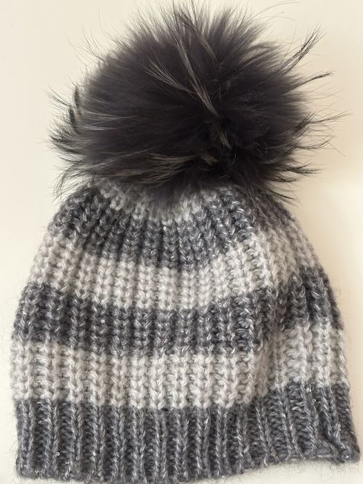 Продается   комплект  Шарф и шапочка .