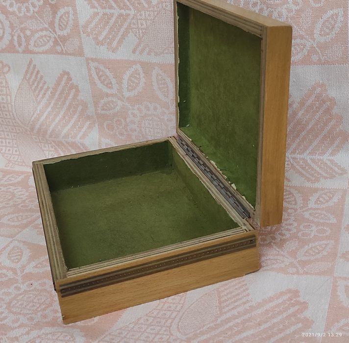 Шкатулка для украшений с чеканкой.