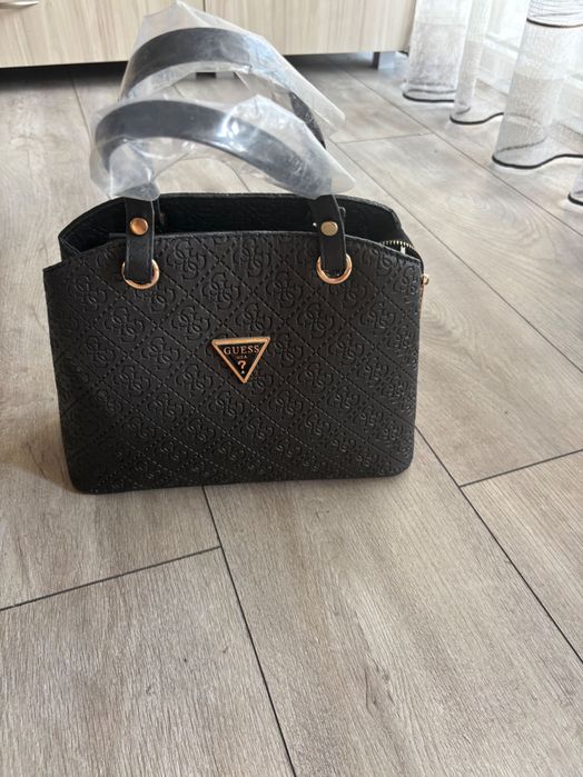Дамска чанта GUESS