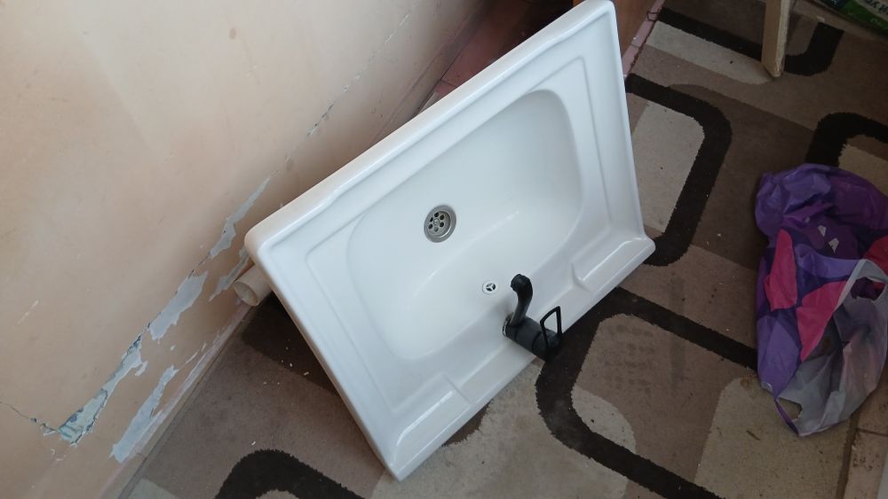 Раковина с краном