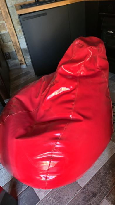 Маса за хранене.Шкаф,скрин,нощни шкафчета. Дизайнерска!