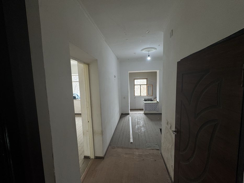 Шарк бозор шовот канали бойинда 2 хонали килинган квартира сотилади