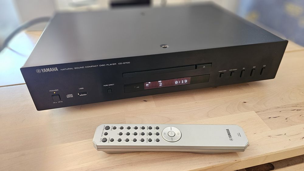 CD player Yamaha CD-S700, cu telecomanda, in stare foarte buna.