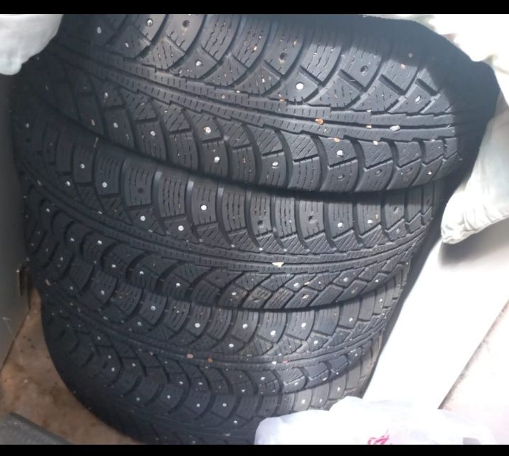 Продам шины шипованный