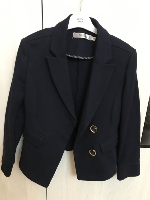 Қыз балаға мектеп формалары сатылады