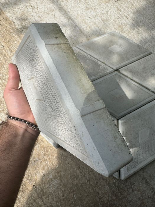 Pavele beton,în stare bună, potrivite pentru exterior. 35 lei/mp.Fără trimitere de curieri cu ridicare doar de la adresa.Mă puteți contacta în privat.