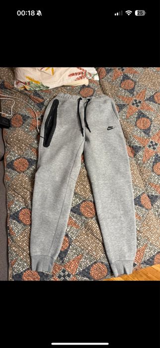 Pantaloni Nike tech gri noi